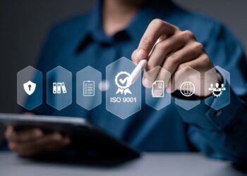 تطبيق أنظمة إدارة الجودة في السعودية لتقليل الهدر التشغيلي وتحسين كفاءة المصانع.