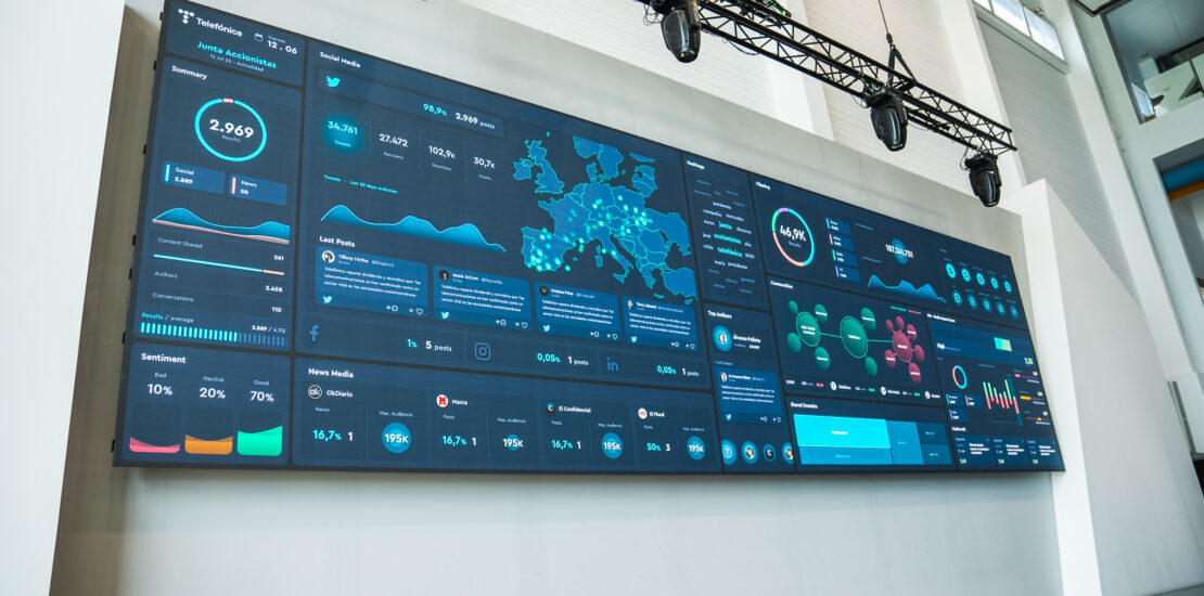 لوحة تحكم رقمية ذكية لعرض مؤشرات الأداء الرئيسية (KPIs) للمصانع لحظة بلحظة.
