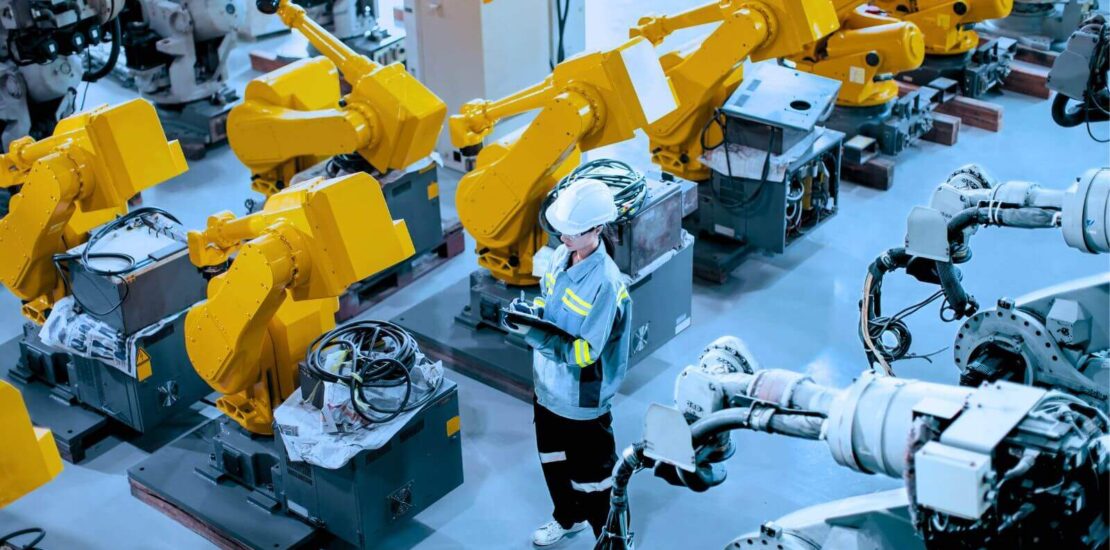 خط إنتاج صناعي يعمل بأنظمة أتمتة الابتكار والذكاء الاصطناعي لتحسين الجودة.