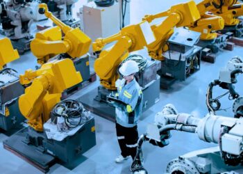 خط إنتاج صناعي يعمل بأنظمة أتمتة الابتكار والذكاء الاصطناعي لتحسين الجودة.