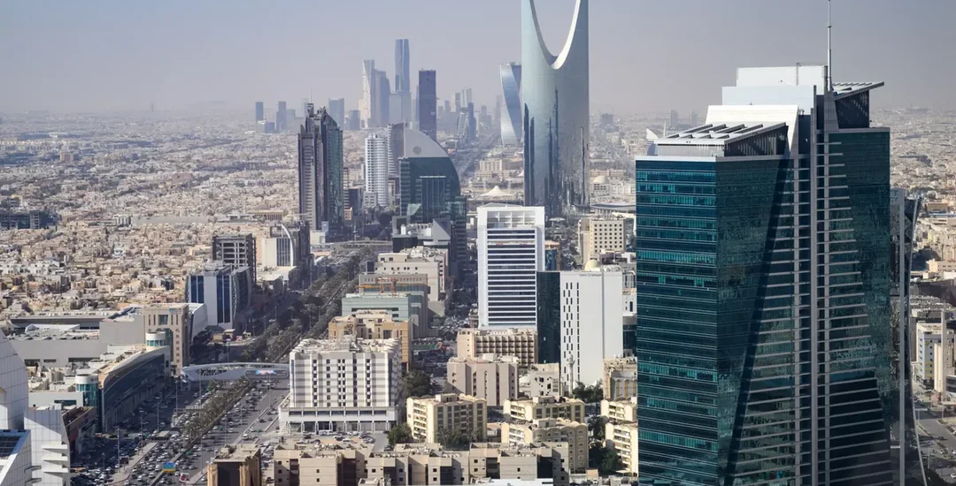 تحليل البيانات الضخمة والذكاء الاصطناعي في تطوير الأعمال وبناء استراتيجيات المشاريع السعودية