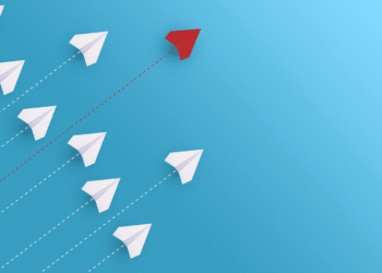 عناصر الميزة التنافسية الستة: الابتكار، الكفاءة التشغيلية، الجودة، تجربة العميل، البيانات، وثقافة فريق العمل لضمان التميز الصناعي.