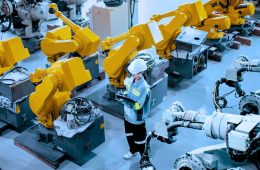 خط إنتاج صناعي يعمل بأنظمة أتمتة الابتكار والذكاء الاصطناعي لتحسين الجودة.