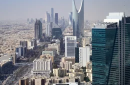 تحليل البيانات الضخمة والذكاء الاصطناعي في تطوير الأعمال وبناء استراتيجيات المشاريع السعودية