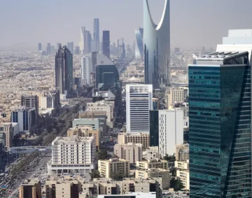 تحليل البيانات الضخمة والذكاء الاصطناعي في تطوير الأعمال وبناء استراتيجيات المشاريع السعودية