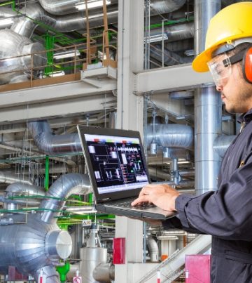 مهندس صناعي يستخدم لوحة بيانات ذكية تشرح ما هي الصيانة التنبؤية لمراقبة أداء المعدات ومنع الأعطال